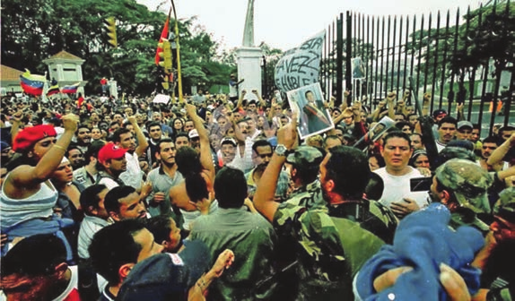 Masses rally to defense of Chávez